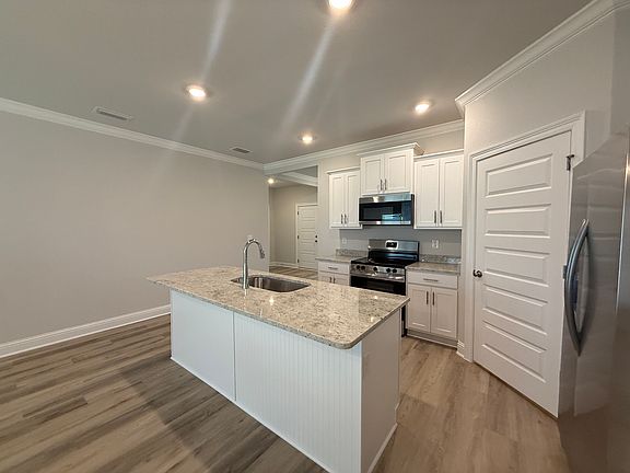 5th image of 429 Parkerman Ave