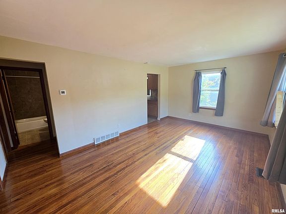 3rd image of 909 & 909-1/2 Meadow Ave