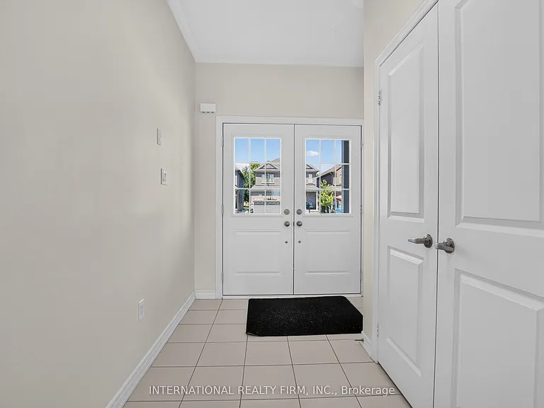 240 Ridley Cres — Photo 2