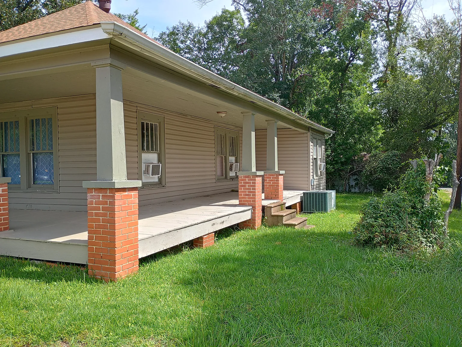 3 bed, 1140 sqft, $920 — Photo 2