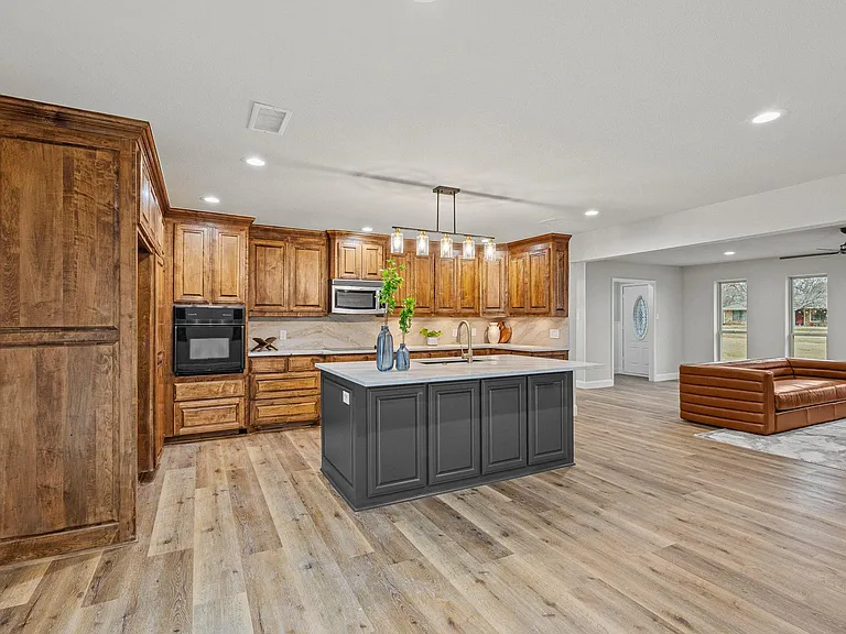 3327 Carriage Cir — Photo 16