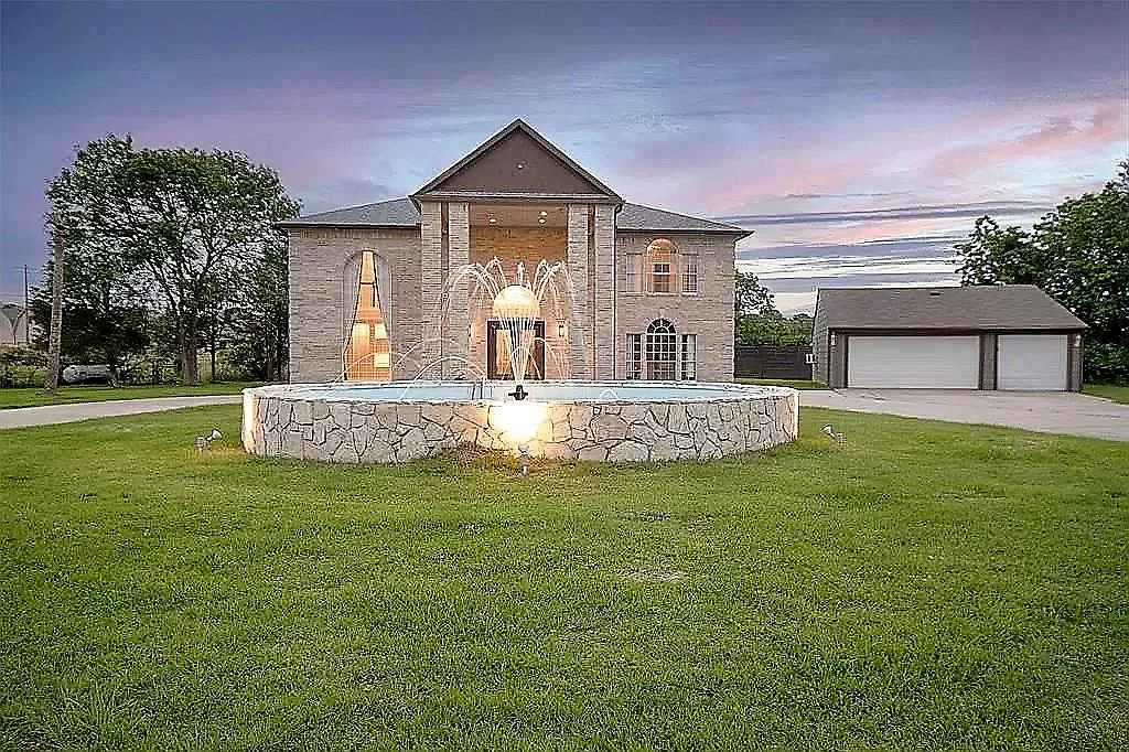 5 bed, 4820 sqft, $4,250 — Photo 1