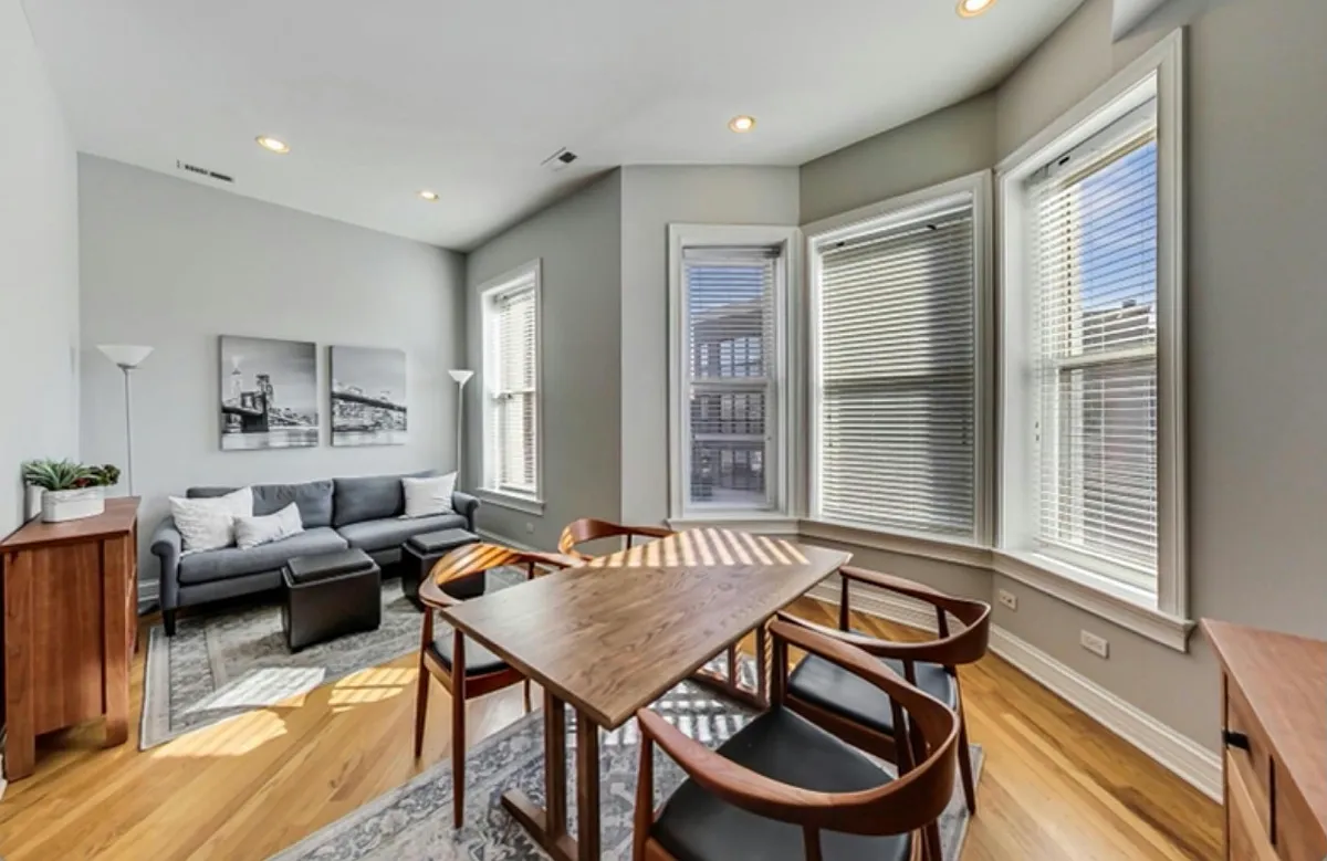 Building Photo - 1428 W Walton St #2S