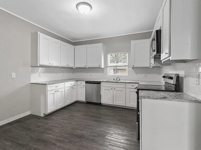 814 N Walnut St — Photo 4