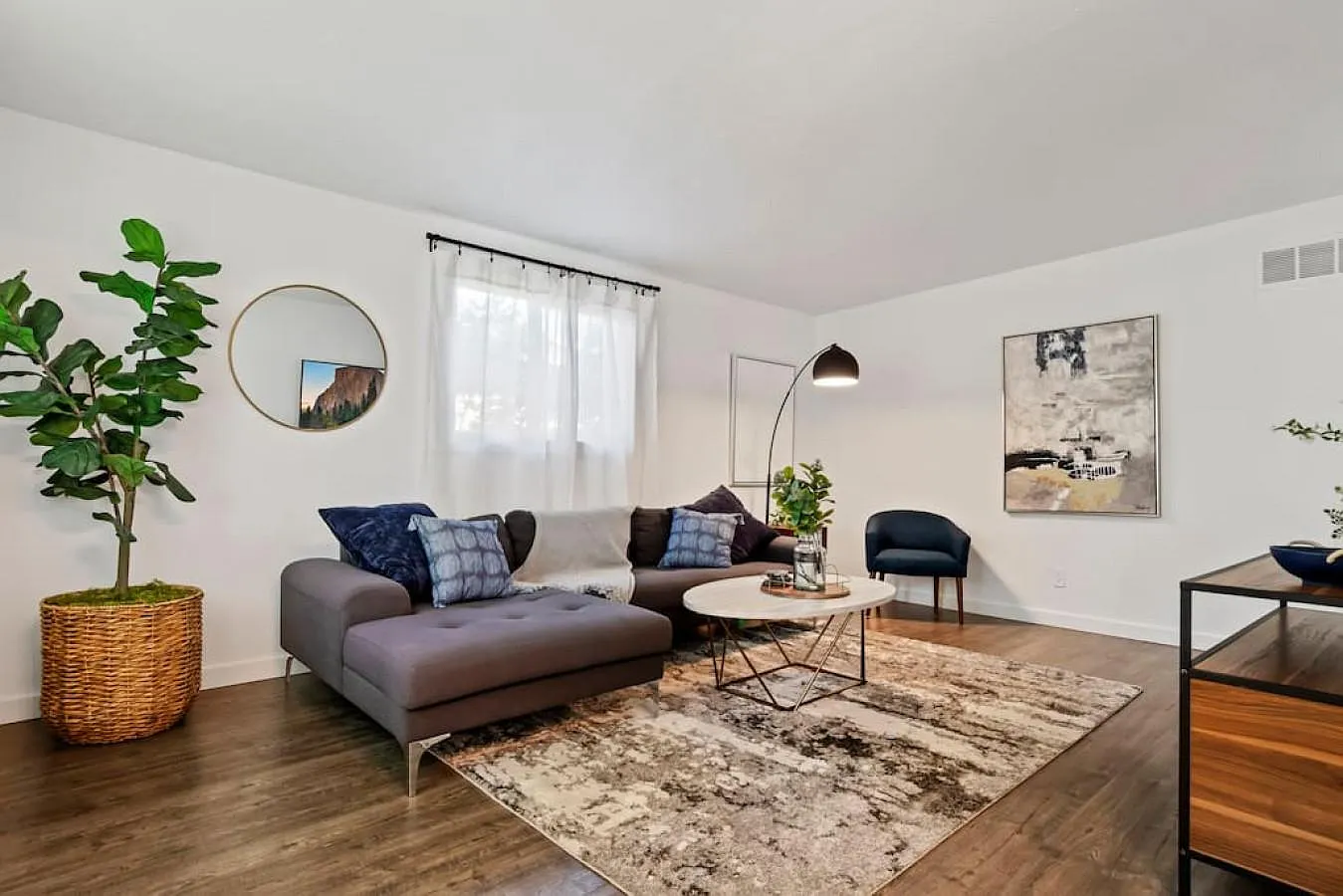 3 bed, 988 sqft, $3,650 — Photo 3
