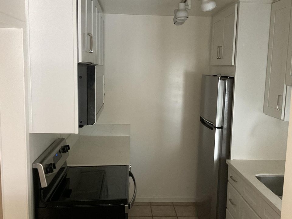 Kitchen - Fridge, Hood microwave, Stovetop