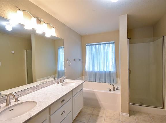 5th image of 928 Heberle Dr