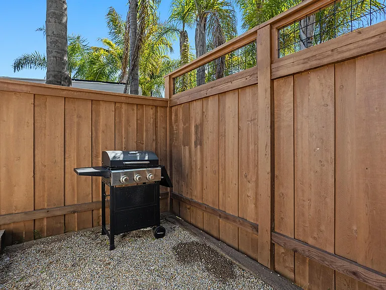 Los Cerritos Ln — Photo 27