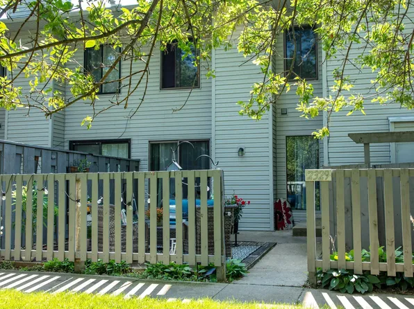 2329 Sky Line Dr, Waterloo, IA 50701