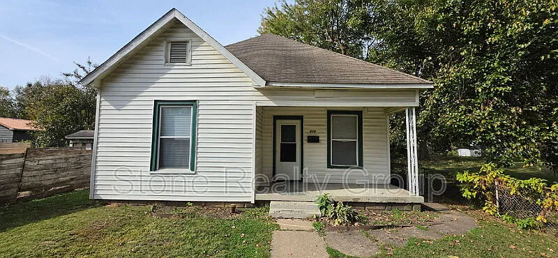 2 bed, 1.0 bath, $900 — Photo 2