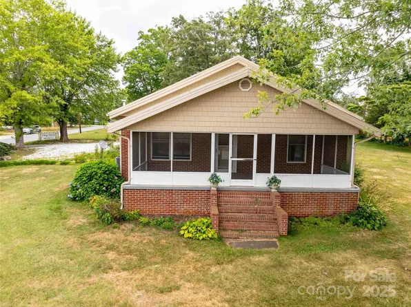 103 E King St, East Flat Rock, NC 28726