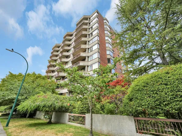 2445 W 3rd Ave #1104, Vancouver, BC V6K 4K6