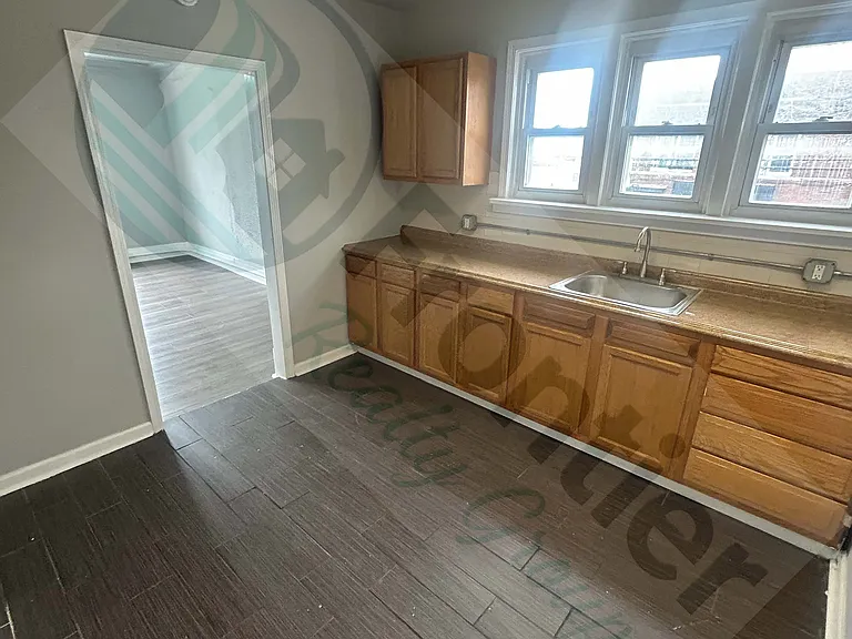 502 19th St #4 — Photo 3