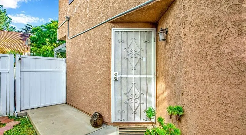 4 bed, 2.0 bath, 1405 sqft, $4,500 — Photo 3