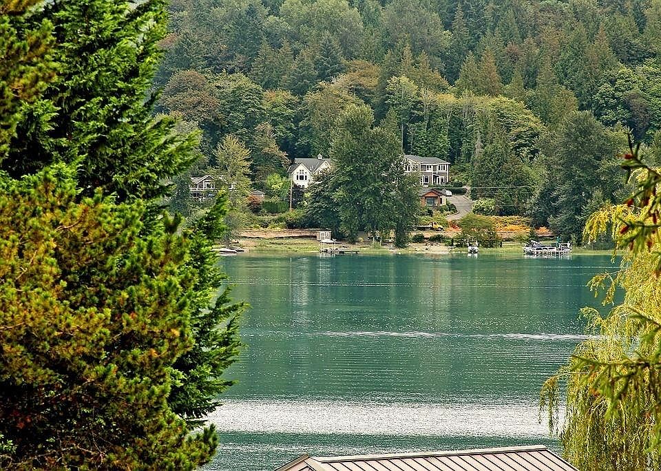1st image of 2620 W Lake Sammamish Pkwy NE