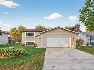 586 Kassel Ln, Chaska, MN 55318