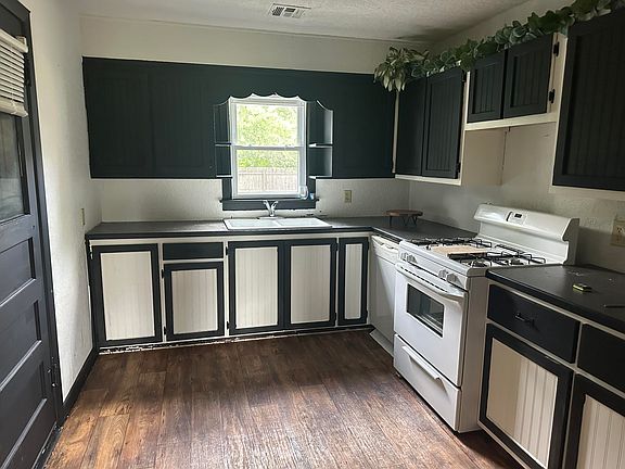 3rd image of 1213 W 13th