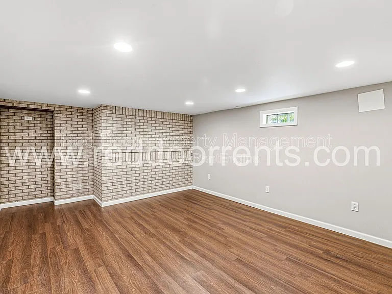 412 N Merrill St — Photo 18