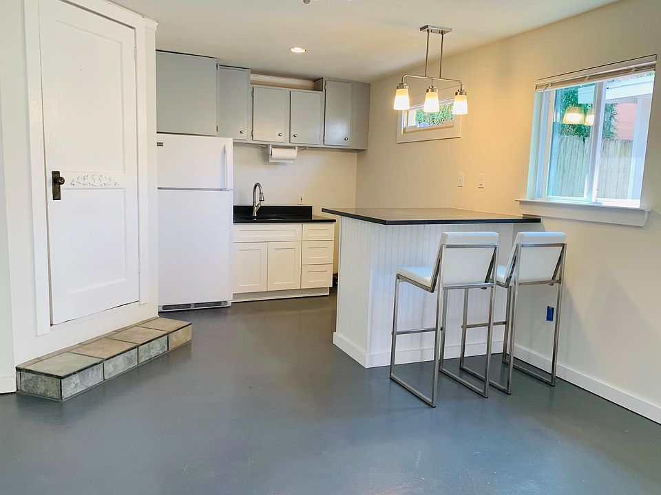 1st image of 2825 Chippewa St #1/2