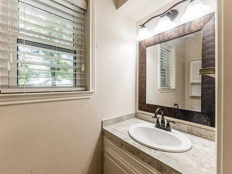 1006 Amesbury Ct — Photo 13