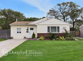 2519 Park Pl, Bellmore, NY 11710