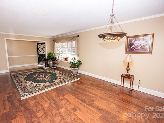 4th image of 1029 Valley St