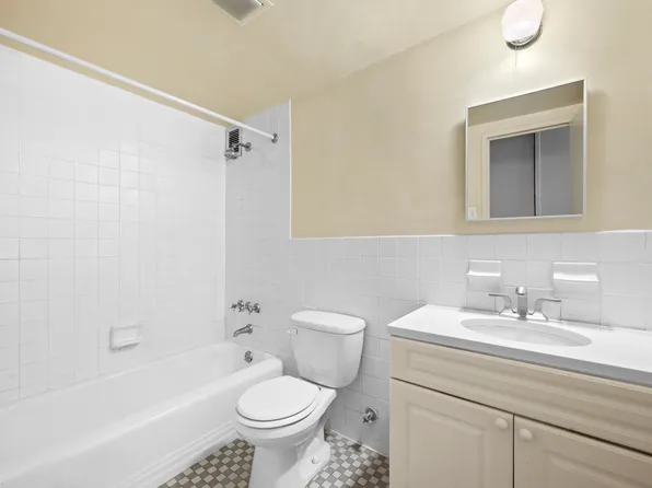 321 East 48th Street image 4 of 8