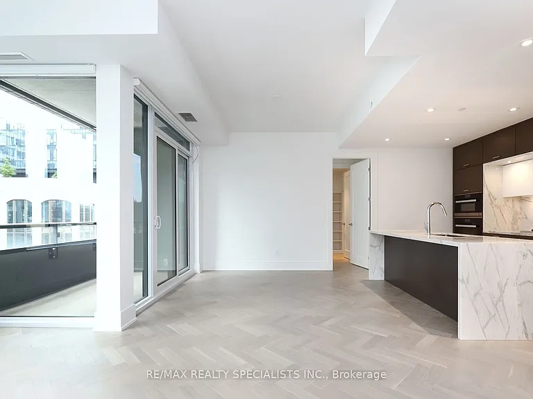 455 Wellington St W #704 — Photo 22