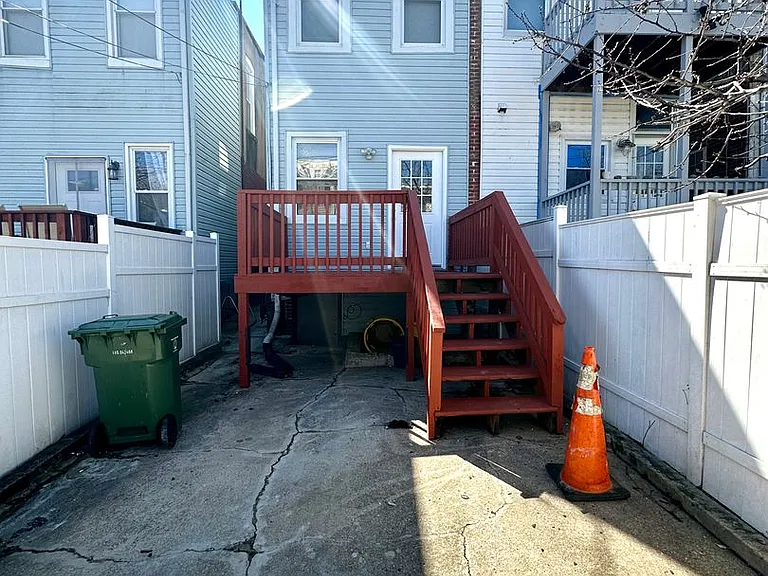 816 W 37th St — Photo 34
