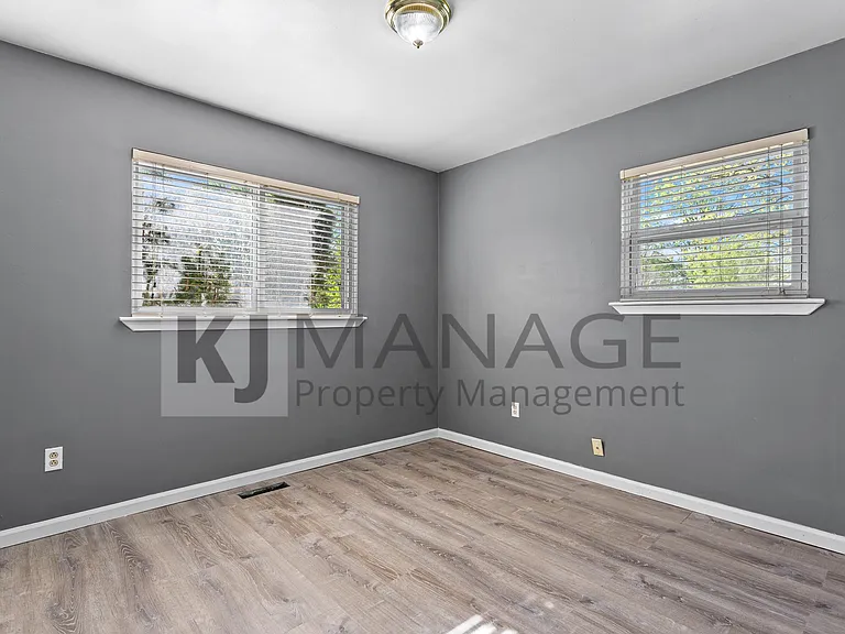 28203 Sutherland St — Photo 15