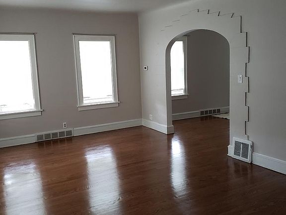 4th image of 302 Dewey St