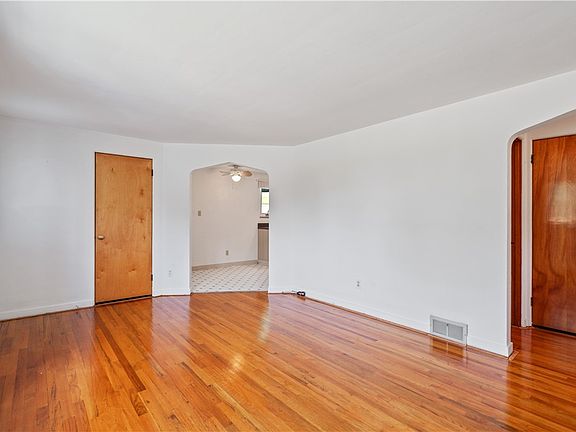 5th image of 134 Elmwood Dr