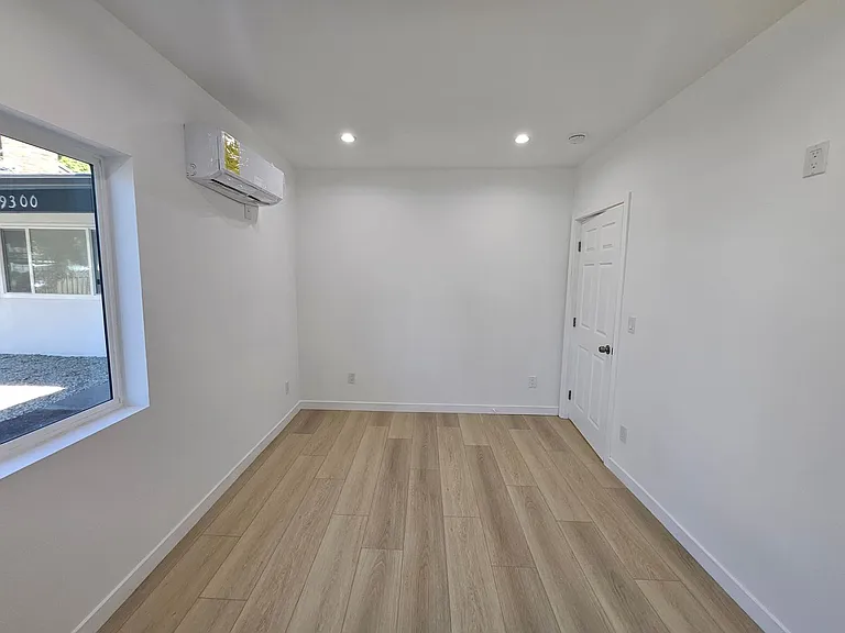 9300 Tamarack Ave — Photo 8