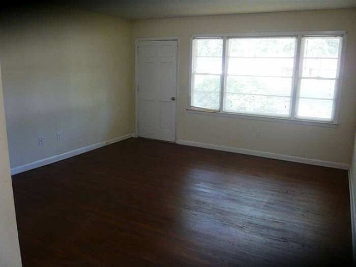 Family room w wood floors