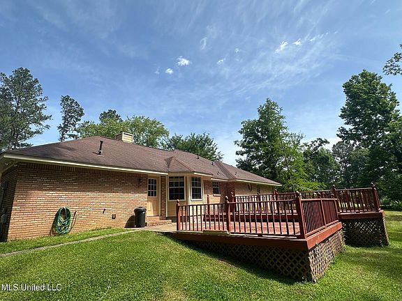 3rd image of 813 Eagles Nest Dr