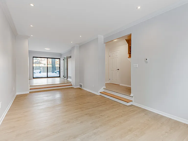 207 Davisville Ave — Photo 7