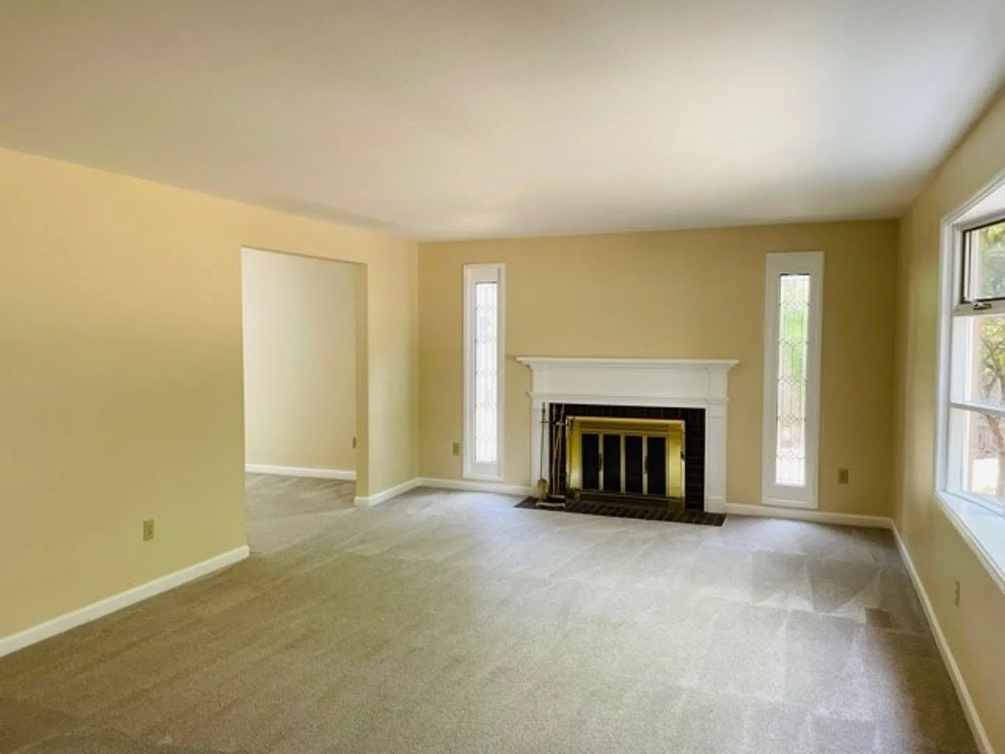 Large 4 Bedroom in Somerset Neighborhood — Photo 4