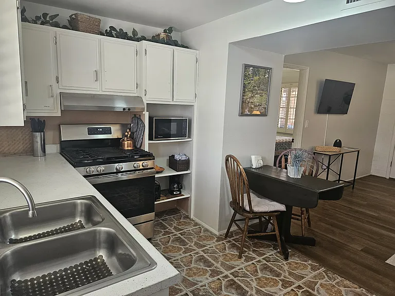 387 S Paseo Quinta #C — Photo 5
