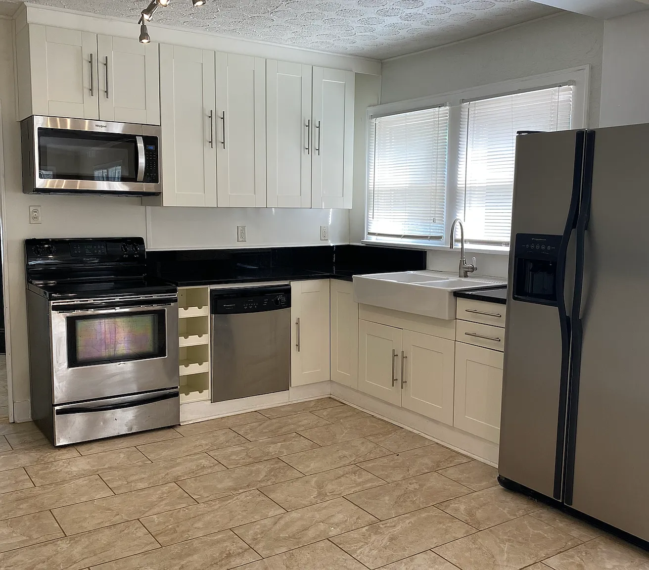 4 bed, 1404 sqft, $3,156 — Photo 4