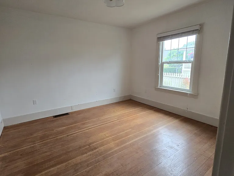 Guest bedroom.