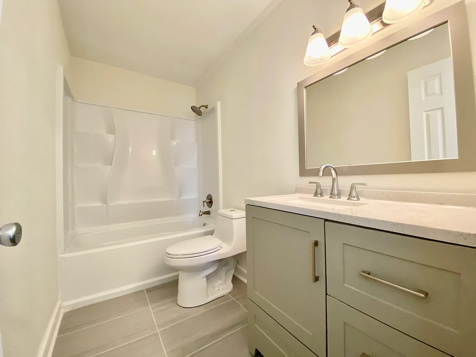 2 bed, 1.0 bath, 876 sqft, $1,350 — Photo 2