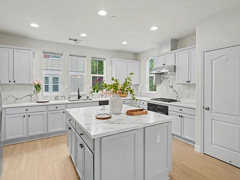 6380 Monterey Way — Photo 7