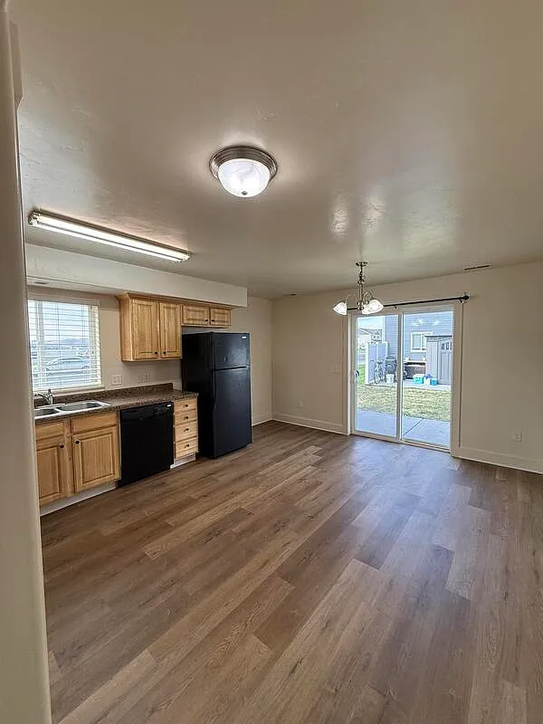 3 bed, 1.5 bath, 1300 sqft, $1,300 — Photo 3