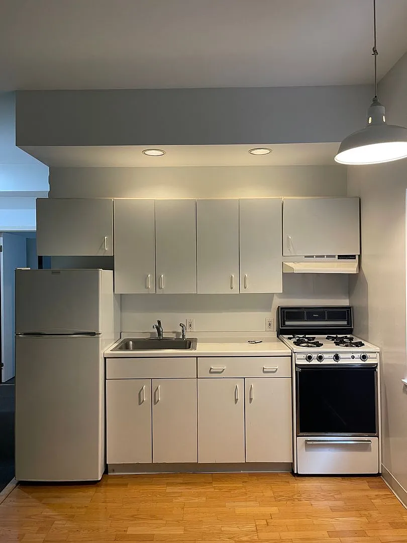 735 Ashland — Photo 2
