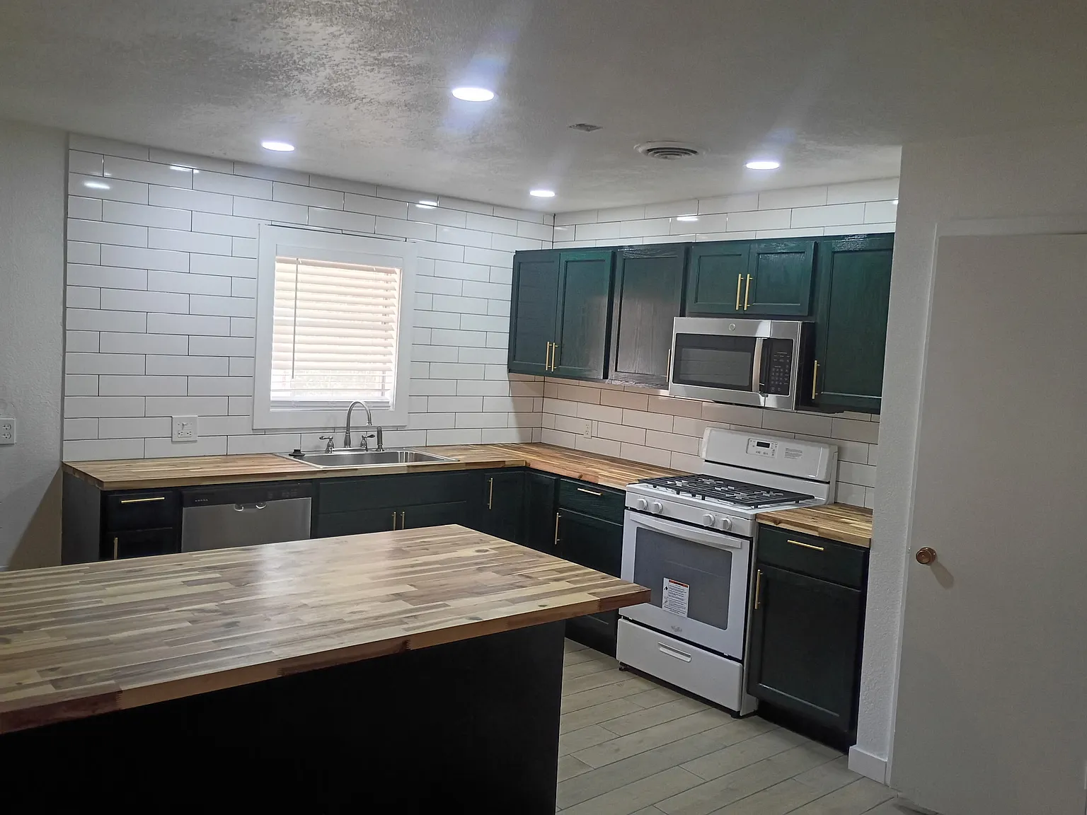 4 bed, 2.5 bath, 2198 sqft, $2,250 — Photo 1