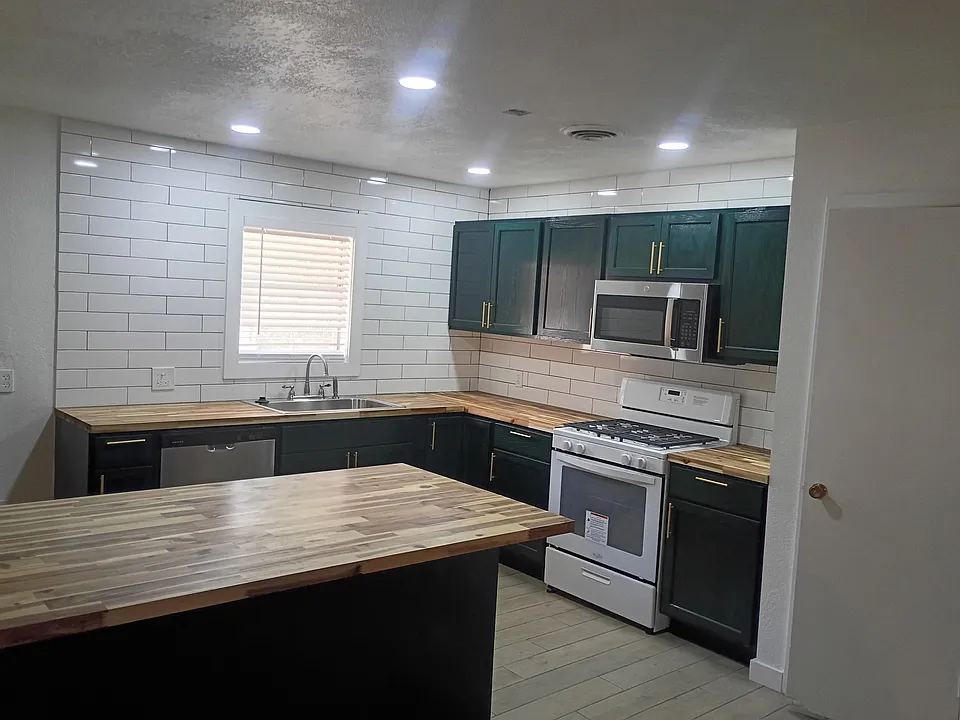 700 W Denison Dr