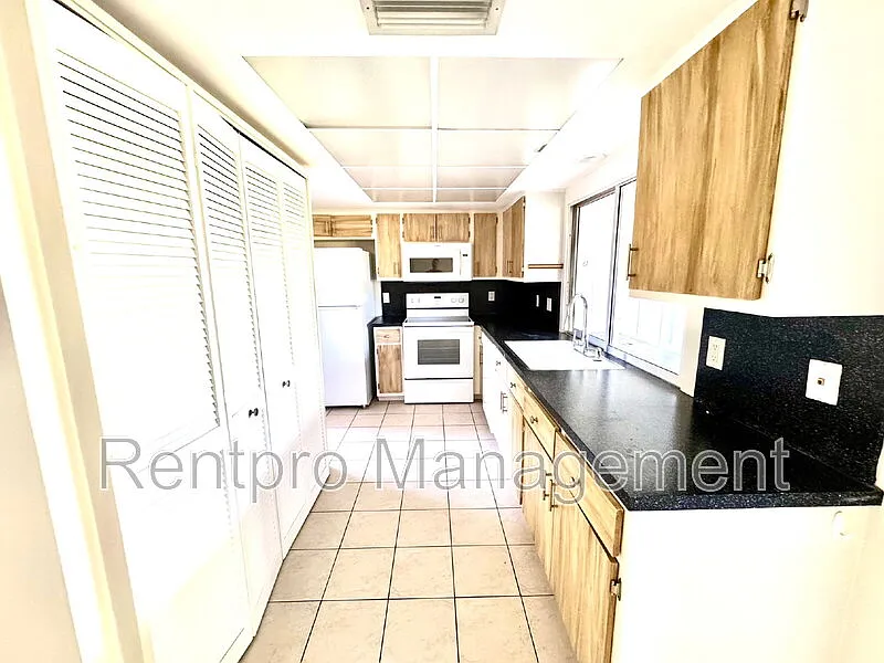 2 bed, 2.0 bath, 1400 sqft, $1,499 — Photo 2