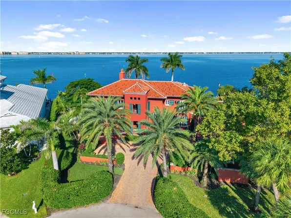 5844 Riverside Ln, Fort Myers, FL 33919