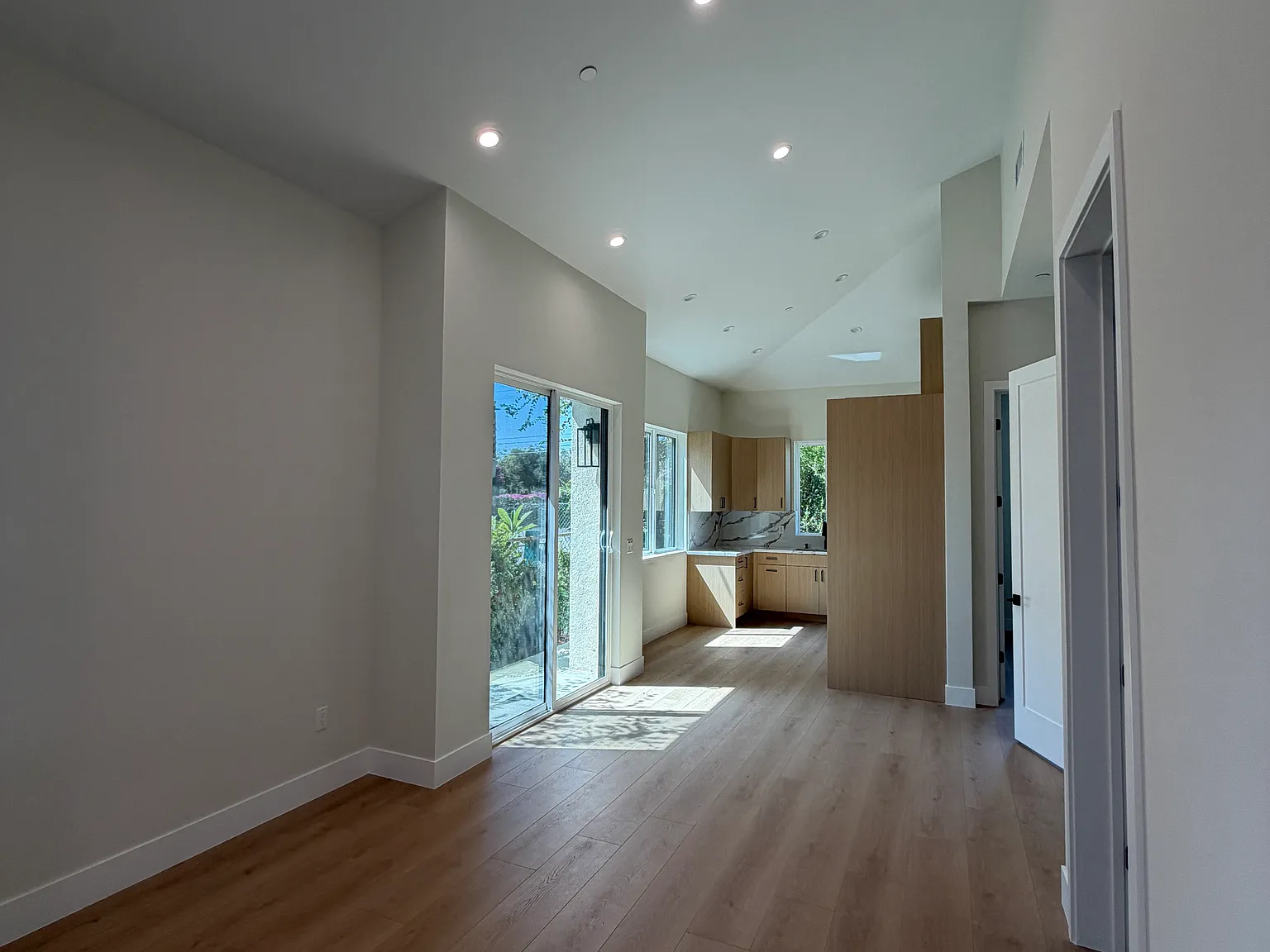 2 bed, 900 sqft, $3,750 — Photo 2