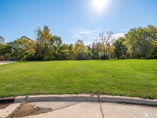 714 Bethpage Ct #V, Monroe, MI 48162